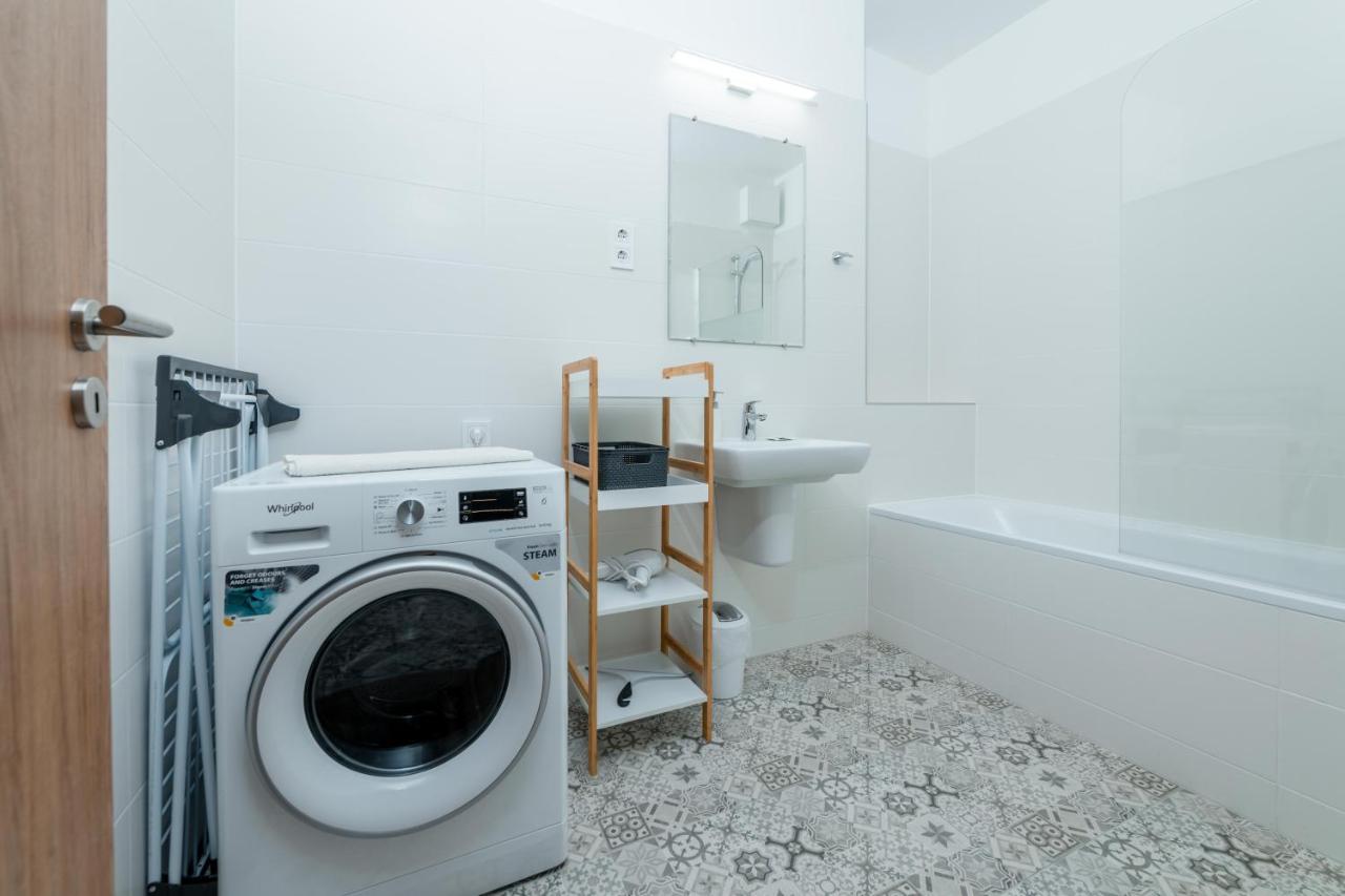 Westside Apartments By Urbanrent Budapest Esterno foto